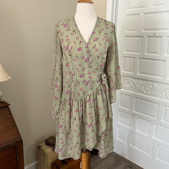 Unique 21 light green and floral print wrap dress with v-neck Size Small / 4 - Picture 3 of 7